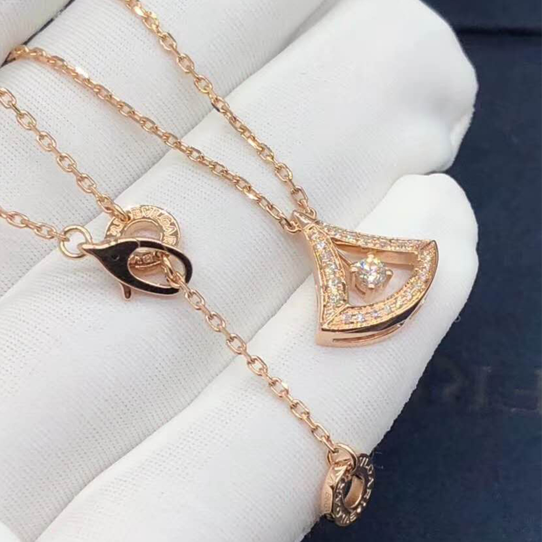 DIVAS’ DREAM openwork necklace in 18kt rose gold set with a central diamond and pave diamonds