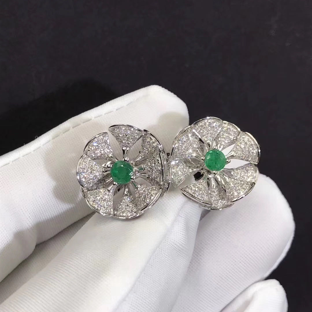 Bvlgari Divas’ Dream Earrings in 18kt white gold set with a central emerald and full pavé diamonds