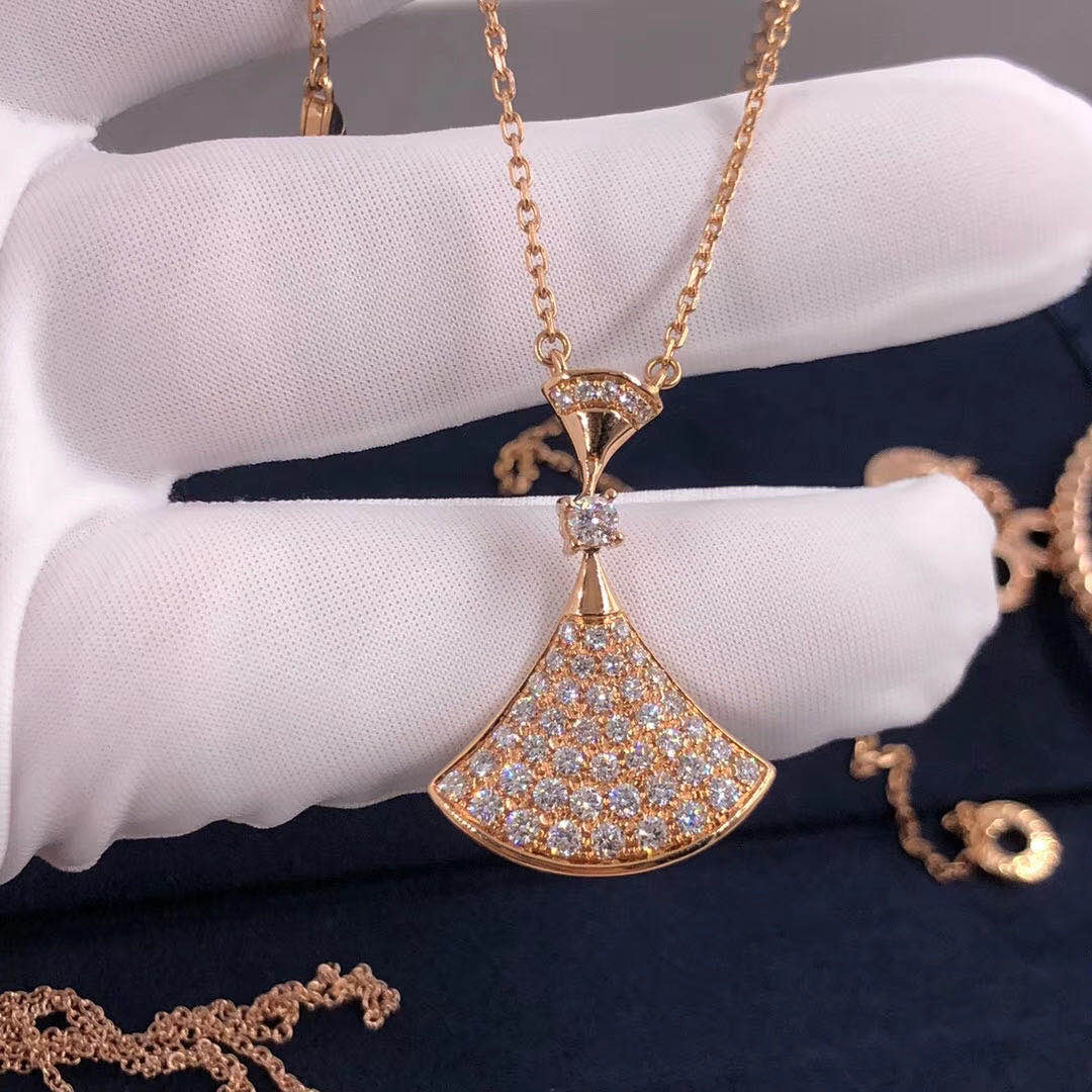 Bvlgari DIVAS’ DREAM necklace in 18 kt yellow gold with pavé diamonds