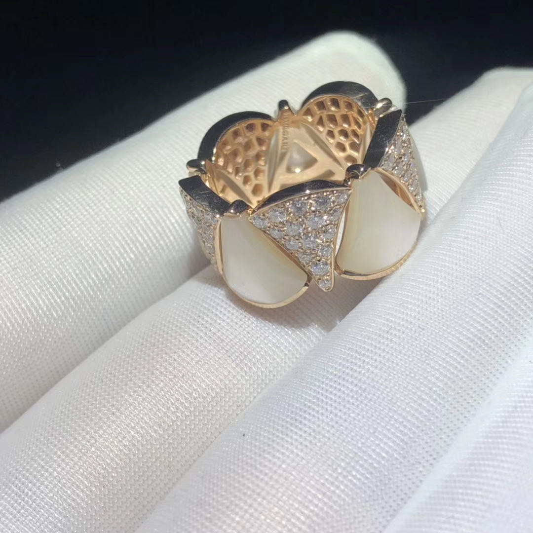 Bvlgari Divas’ Dream ring 18kt gold with white mother-of-pearl and pave diamond