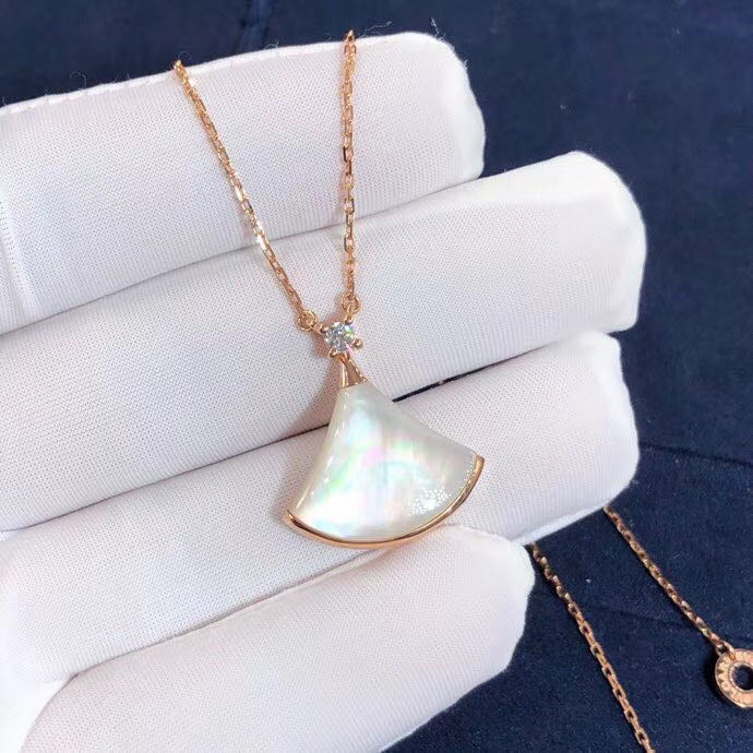 Bvlgari Divas’ Dream Mother-Of-Pearl Diamond 18k Rose Gold Necklace