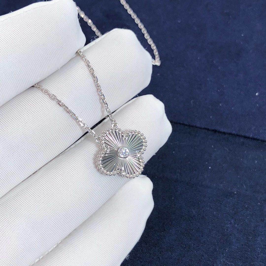 Van Cleef Arpels Vintage Alhambra 18K White Gold pendant VCARP6L800